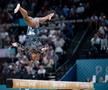 Simone Biles, în timpul calificărilor de gimnastică de la JO