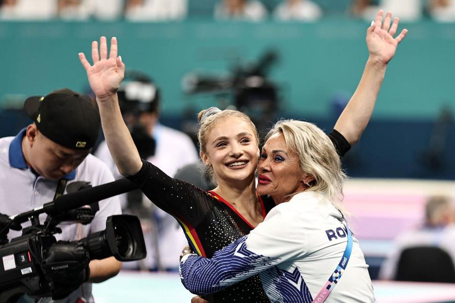 Sabrina Voinea, îmbrățișată de mama și antrenoarea ei, Camelia Voinea Foto: Imago Programul românilor în ziua de luni, 29 iulie, la Jocurile Olimpice: David Popovici și momentul cel mare al finalei de la 200 m liber + Rezultatele din 28 iulie