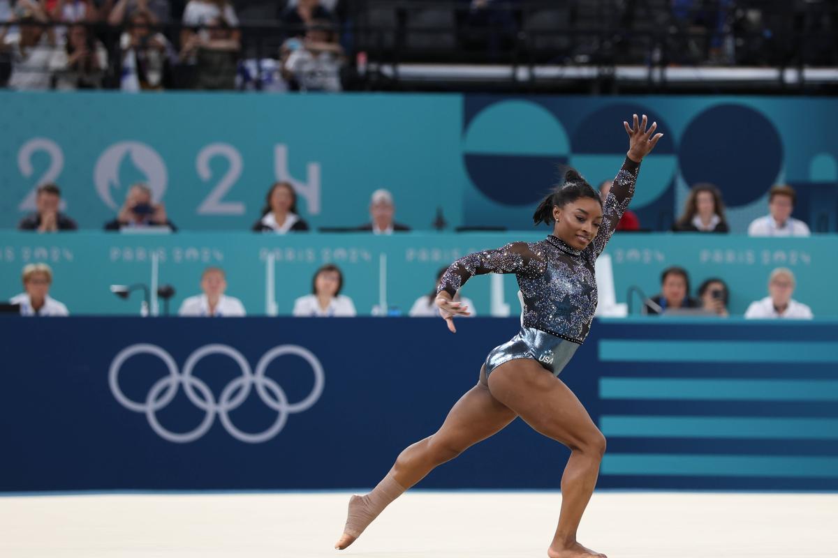 Simone Biles, în timpul calificărilor de gimnastică de la JO