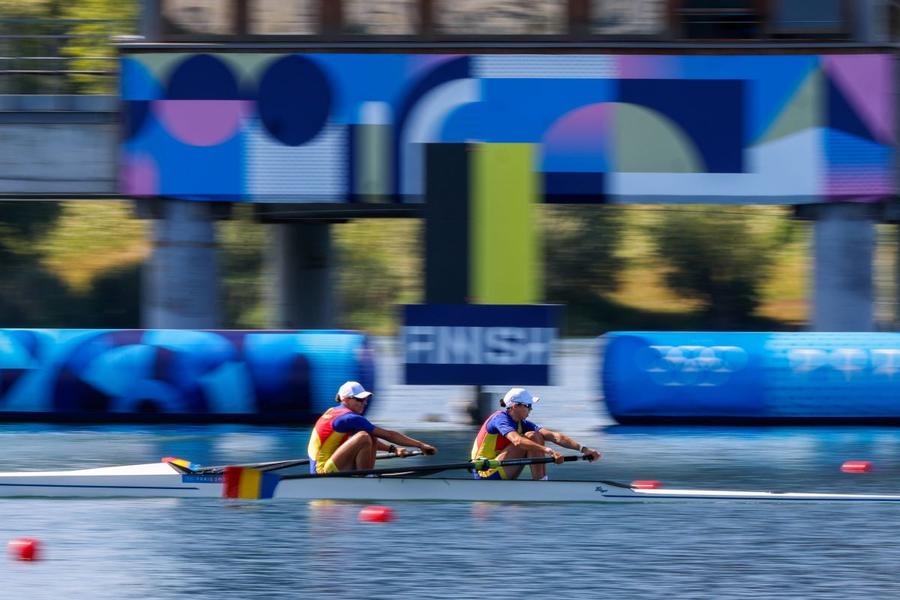 Ioana Vrînceanu și Roxana Anghel în timpul seriei câștigate Foto: Imago Prima barcă românescă în finală: 4 rame fete » Cozmiuc și Van Groningen și-au câștigat detașat seria la categorie ușoară, iar dublul rame Lehaci, Arteni în semifinale » Vrînceanu și Anghel, locul 1 clar în seria lor la dublu rame