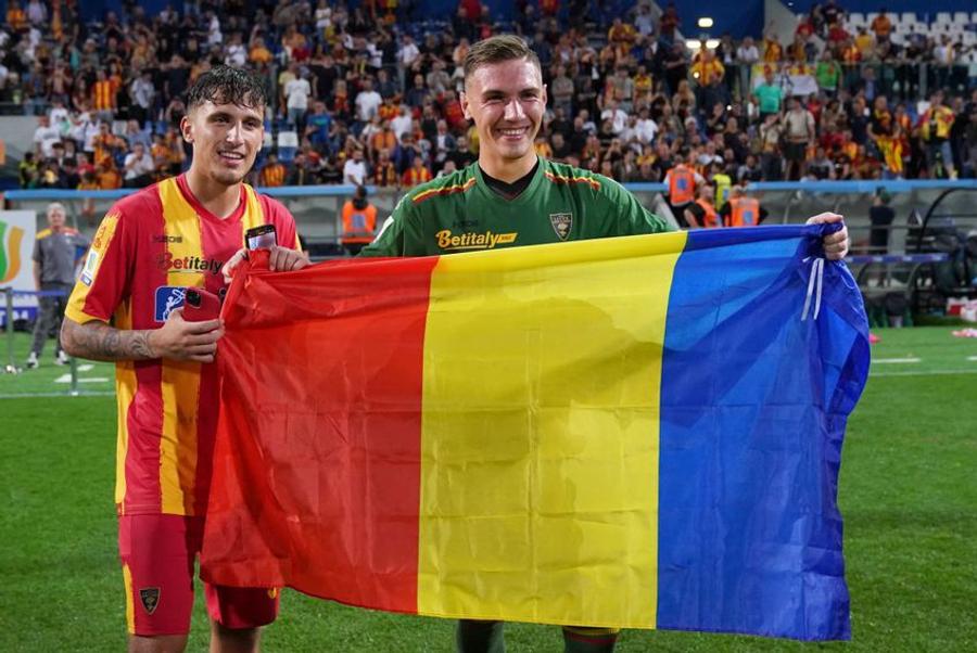 Rareș Burnete și Laurențiu Borbei au sărbătorit titul câștigat acum 13 luni cu Lecce purtând steagul tricolor / Foto: Imago Ce s-a ales de puștii români de la Juventus U19 la un an după interviul din Gazeta Sporturilor » Unde au ajuns campionii de la Lecce Primavera 2022-2023
