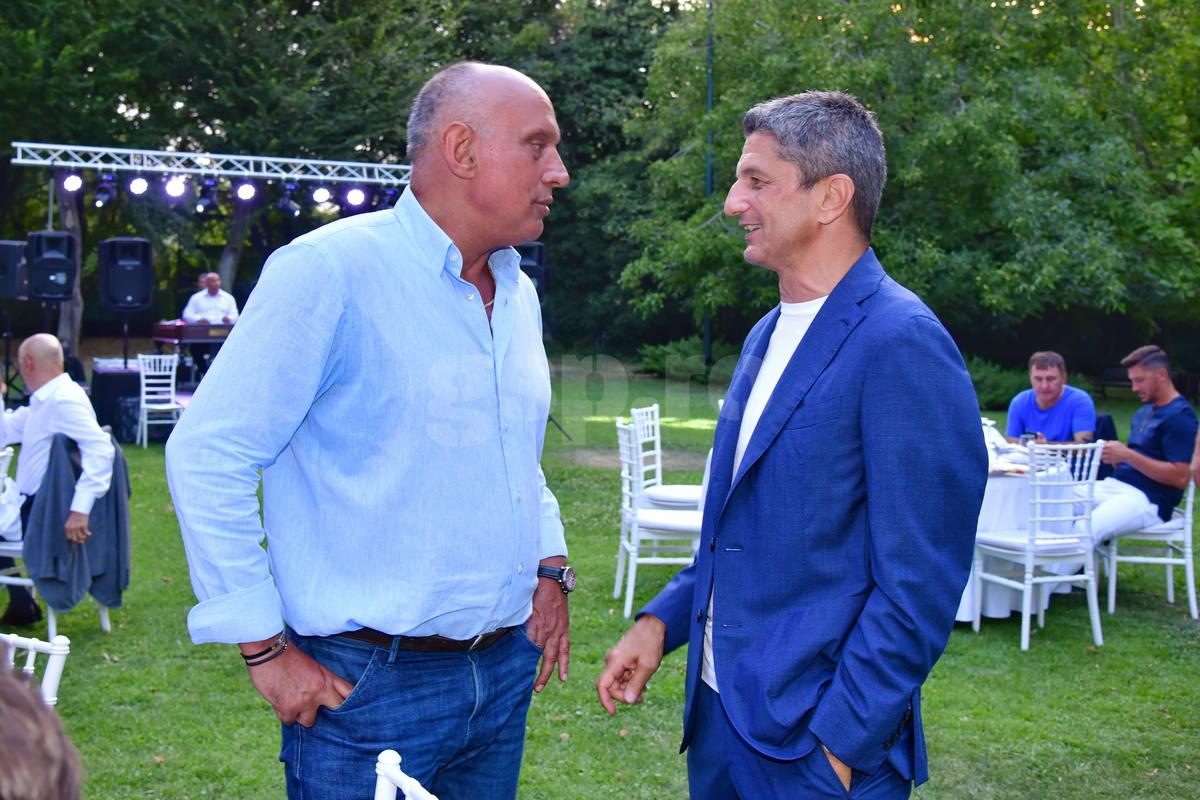 Mircea Lucescu la 80 de ani, cu ziarul Gazetei Sporturilor în mâini! Nume uriașe din fotbalul românesc prezente, moment emoționant la discurs