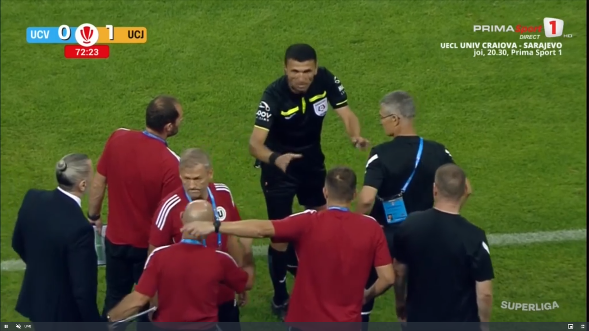 Momente incredibile în Craiova - U Cluj! Au jucat cu 12 oameni pe teren