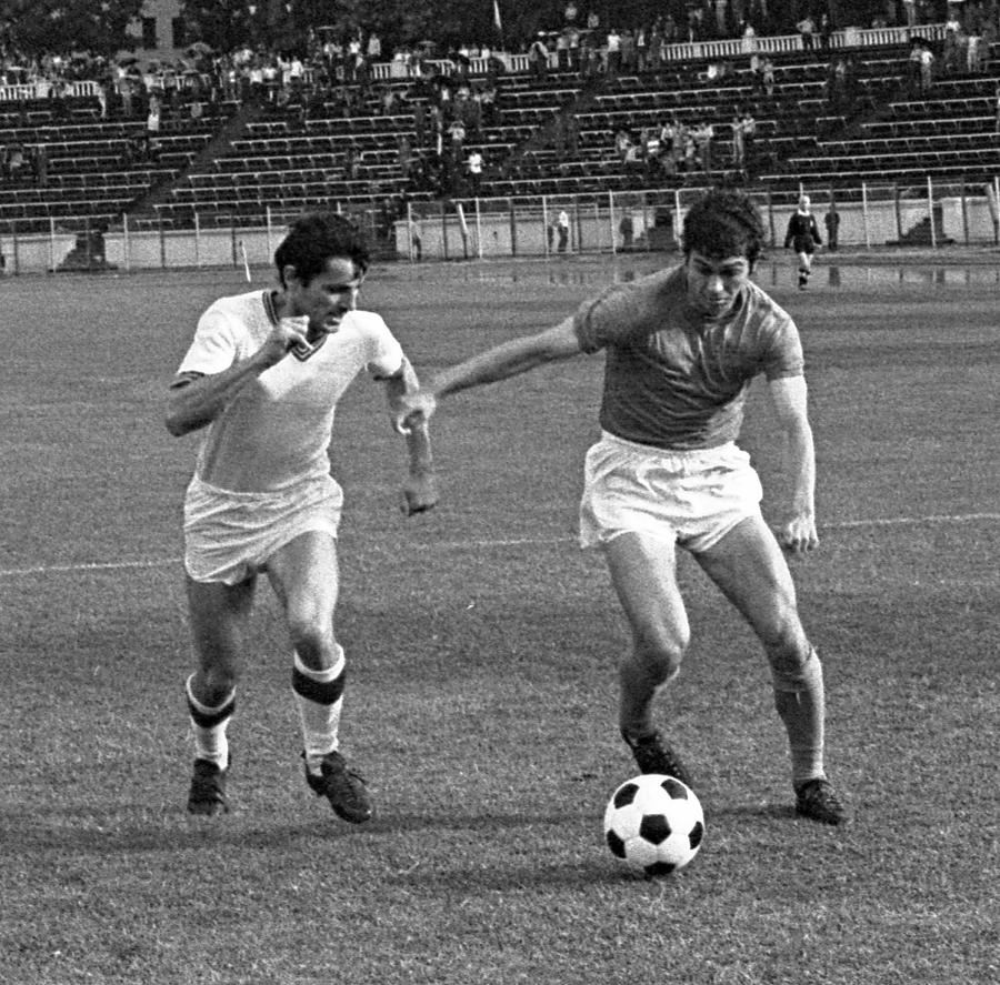 Mircea Lucescu într-un Dinamo - CFR Cluj din 1973. Foto: Arhiva GSP A murit Mircea Lucescu » Maestru al fotbalului, arhitect al tacticii moderne, unul dintre cei mai titrați antrenori din istorie