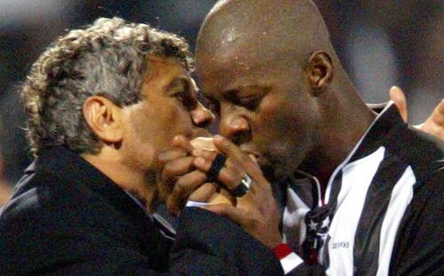 Pascal Nouma sărutându-i mâna lui Lucescu, o imagine care a făcut înconjurul globului