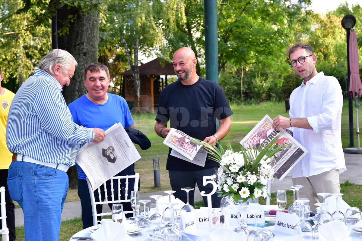 Mircea Lucescu la 80 de ani, cu ziarul Gazetei Sporturilor în mâini! Nume uriașe din fotbalul românesc prezente, moment emoționant la discurs