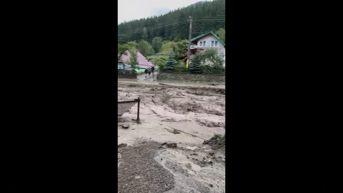 Dezastru natural în Broșteni » Fotbalistul din Superliga, detalii cutremurătoare: „Nu mai există parterul casei! Au intrat copaci, bolovani”