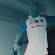 Steaua și-a prezentat echipamentele oficiale pentru sezonul 2025-2026 / Foto: Facebook Steaua București