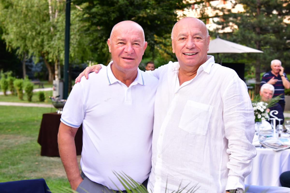 Mircea Lucescu la 80 de ani, cu ziarul Gazetei Sporturilor în mâini! Nume uriașe din fotbalul românesc prezente, moment emoționant la discurs