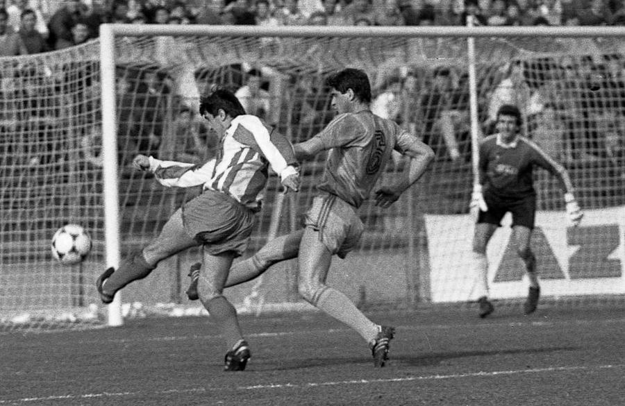 Derby-urile Dinamo - Steaua din anii '80 aduceau ciocniri teribile pe gazon, în tribune ori în birourile nomenclaturiștilor. Foto: Arhiva GSP Perspectiva lui Mircea Lucescu la 80 de ani: „Luptam singur cu Valentin Ceaușescu. Șefii lui Dinamo erau fanii Stelei!” + „Nu s-a dat nimeni la o parte ca să ia Cămătaru Gheata de Aur”