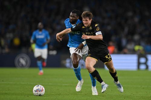 Morten Frendrup are  prim-planul în duelul cu Anguissa de la Napoli / Foto: Imago