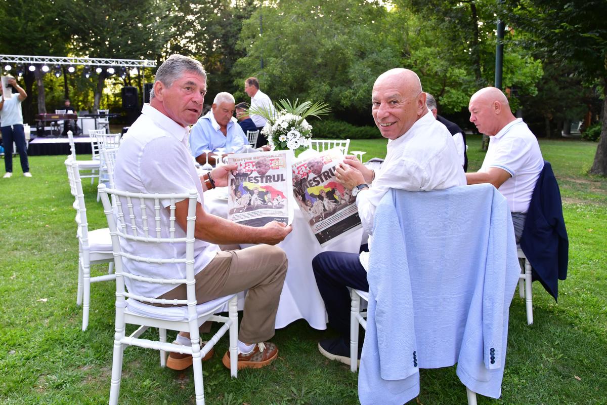 Mircea Lucescu la 80 de ani, cu ziarul Gazetei Sporturilor în mâini! Nume uriașe din fotbalul românesc prezente, moment emoționant la discurs