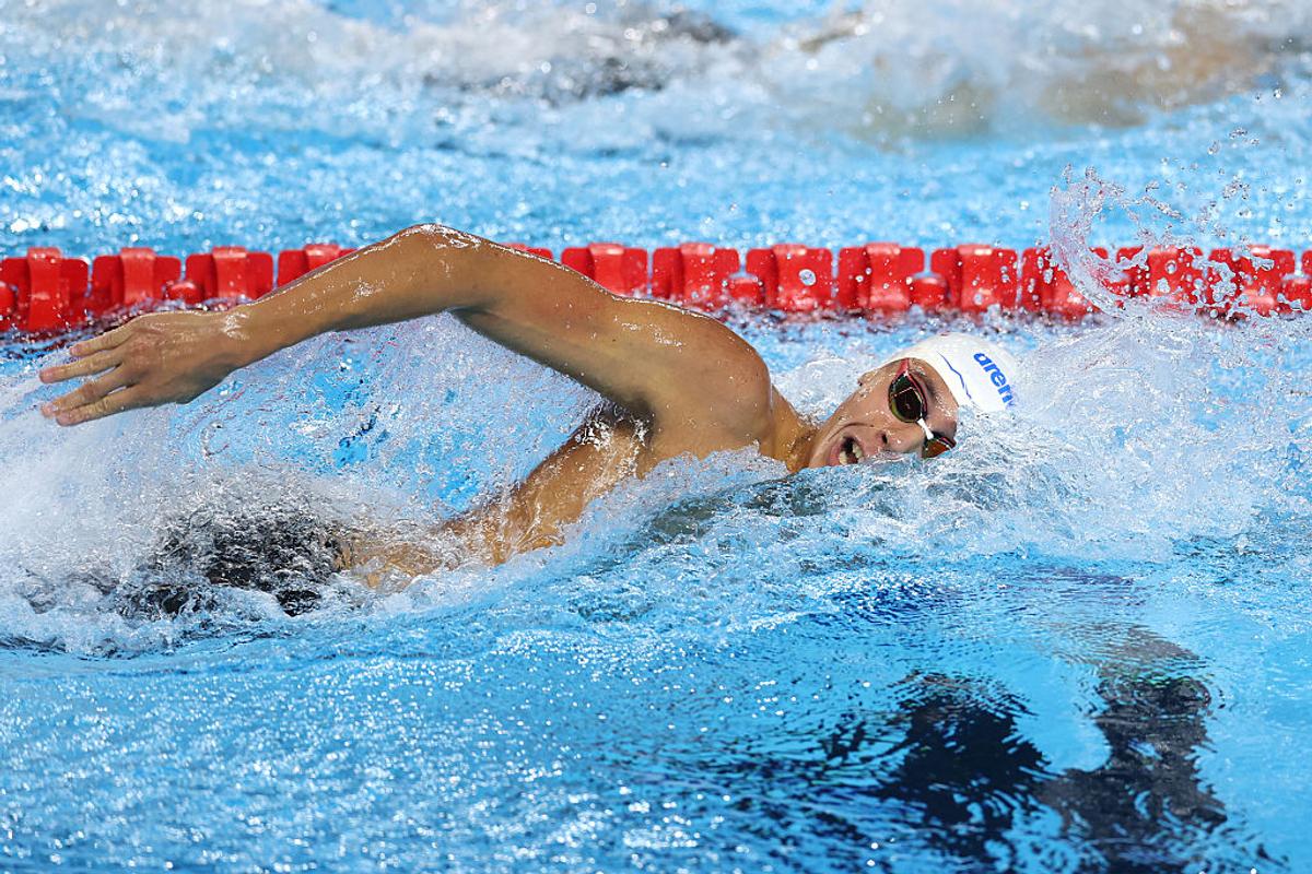 Debut perfect la Singapore! David Popovici, calificare cu primul timp în semifinalele la 200 m liber » Cursa e tot azi: ora și televizare