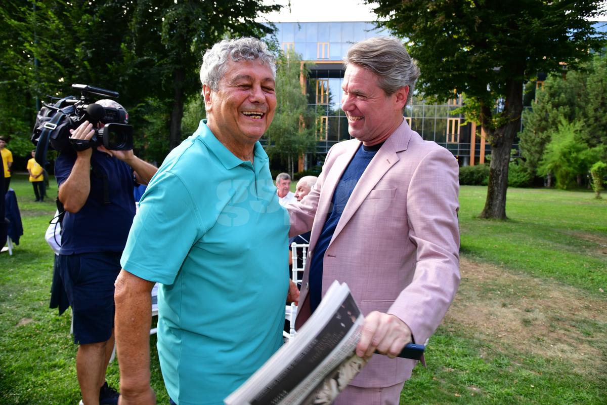 Mircea Lucescu la 80 de ani, cu ziarul Gazetei Sporturilor în mâini! Nume uriașe din fotbalul românesc prezente, moment emoționant la discurs