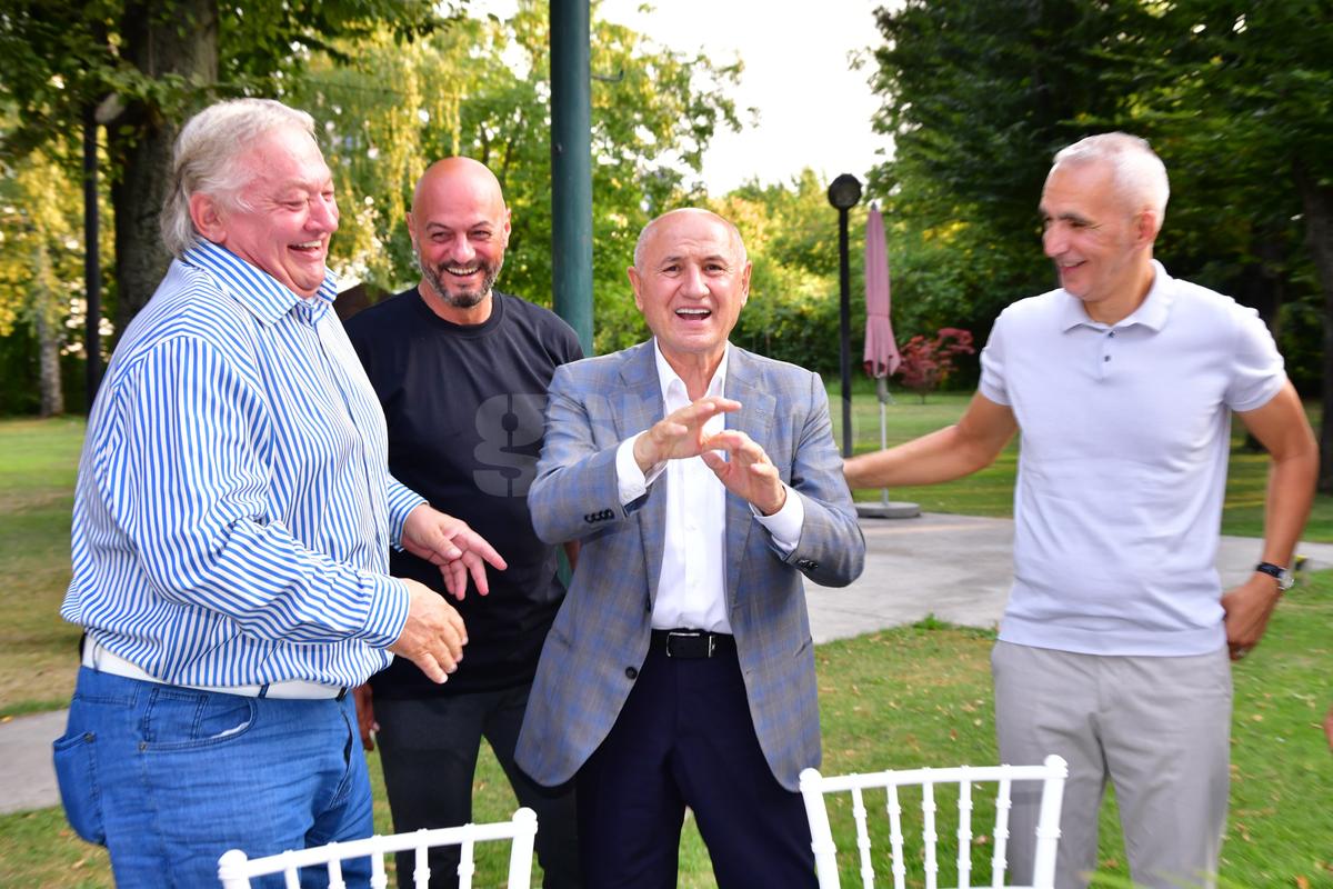 Mircea Lucescu la 80 de ani, cu ziarul Gazetei Sporturilor în mâini! Nume uriașe din fotbalul românesc prezente, moment emoționant la discurs