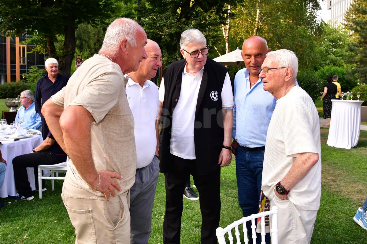 Mircea Lucescu la 80 de ani, cu ziarul Gazetei Sporturilor în mâini! Nume uriașe din fotbalul românesc prezente, moment emoționant la discurs