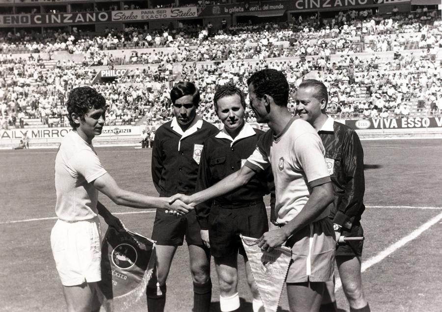 Mircea Lucescu a fost căpitanul naționalei inclusiv la CM 1970, aici la începutul partidei cu Brazilia, alături de căpitanul sud-americanilor, Carlos Alberto. Foto: Arhiva GSP Perspectiva lui Mircea Lucescu la 80 de ani: „Luptam singur cu Valentin Ceaușescu. Șefii lui Dinamo erau fanii Stelei!” + „Nu s-a dat nimeni la o parte ca să ia Cămătaru Gheata de Aur”