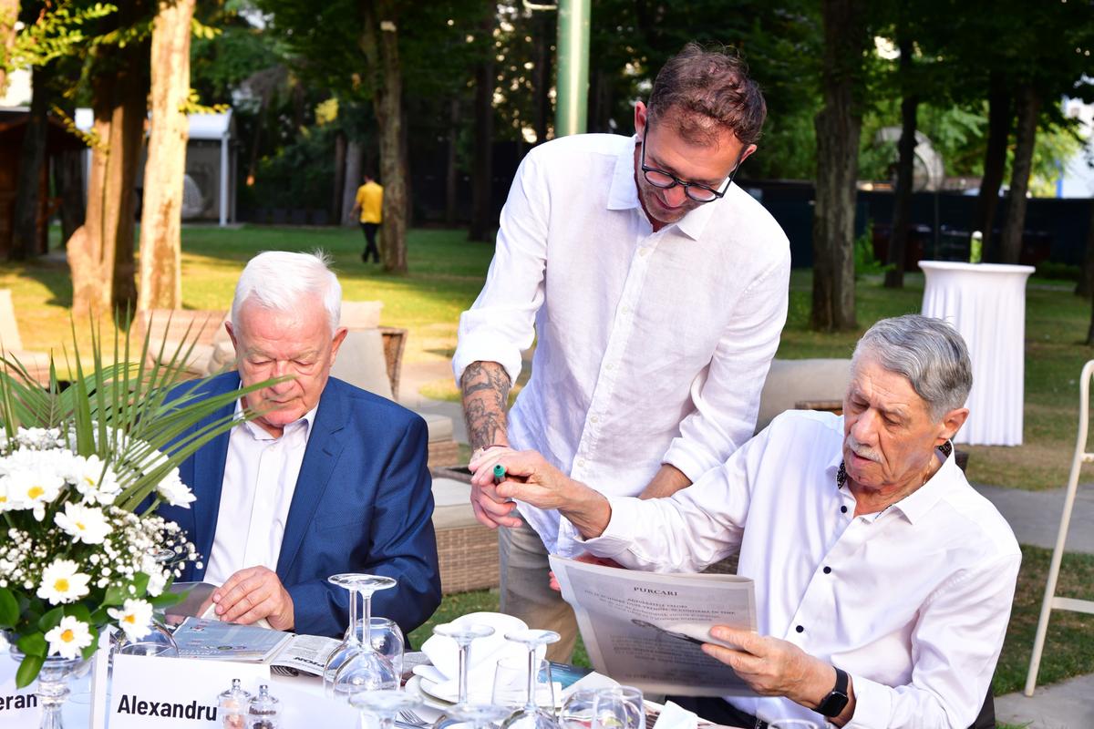 Mircea Lucescu la 80 de ani, cu ziarul Gazetei Sporturilor în mâini! Nume uriașe din fotbalul românesc prezente, moment emoționant la discurs