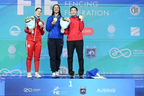 Podiumul incomplet al probei individuale de sabie femin de la CM de la Tbilisi, cu rusoaica Yana Egorian pe prima dreaptă, poloneza Zuzana Cieslar (argint) și chinezoaica Qimiao Pan (bronz) Foto: FIE