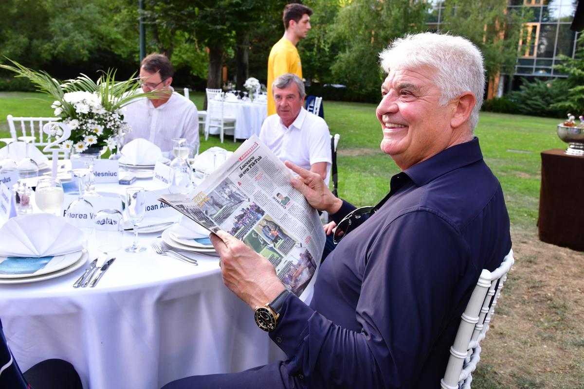 Mircea Lucescu la 80 de ani, cu ziarul Gazetei Sporturilor în mâini! Nume uriașe din fotbalul românesc prezente, moment emoționant la discurs