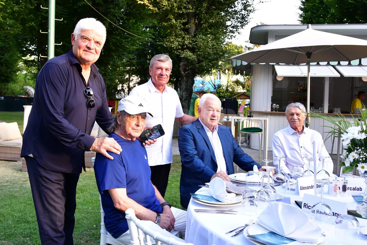 Mircea Lucescu la 80 de ani, cu ziarul Gazetei Sporturilor în mâini! Nume uriașe din fotbalul românesc prezente, moment emoționant la discurs