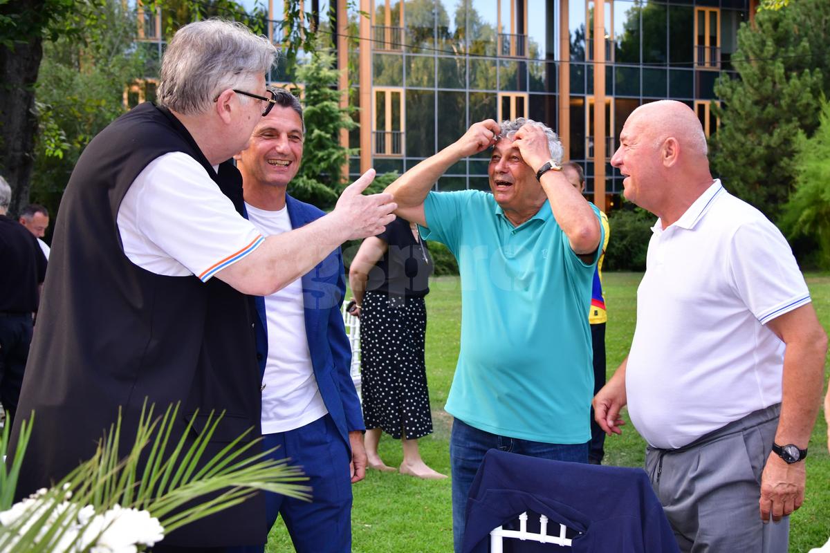 Mircea Lucescu la 80 de ani, cu ziarul Gazetei Sporturilor în mâini! Nume uriașe din fotbalul românesc prezente, moment emoționant la discurs