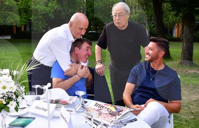 Mircea Lucescu la 80 de ani, cu ziarul Gazetei Sporturilor în mâini! Nume uriașe din fotbalul românesc prezente, moment emoționant la discurs