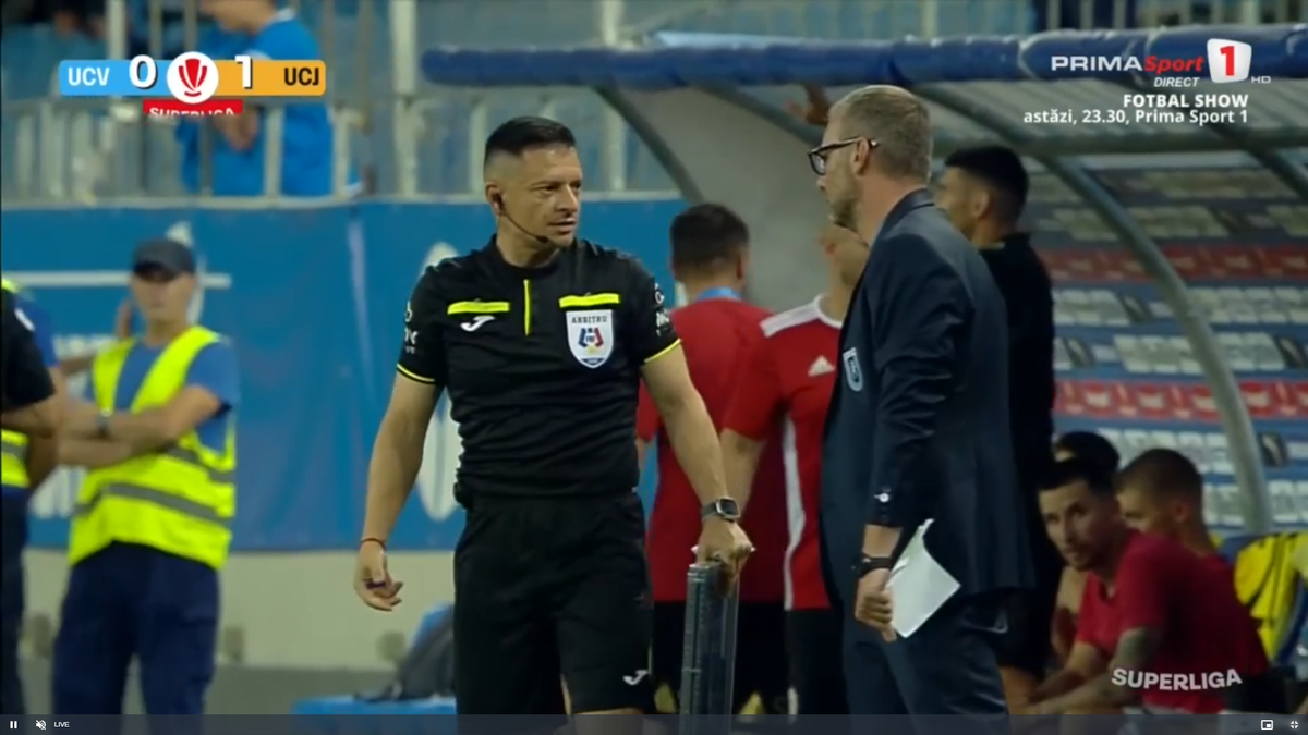 Momente incredibile în Craiova - U Cluj! Au jucat cu 12 oameni pe teren