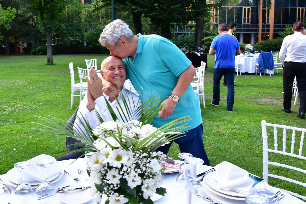 Mircea Lucescu la 80 de ani, cu ziarul Gazetei Sporturilor în mâini! Nume uriașe din fotbalul românesc prezente, moment emoționant la discurs