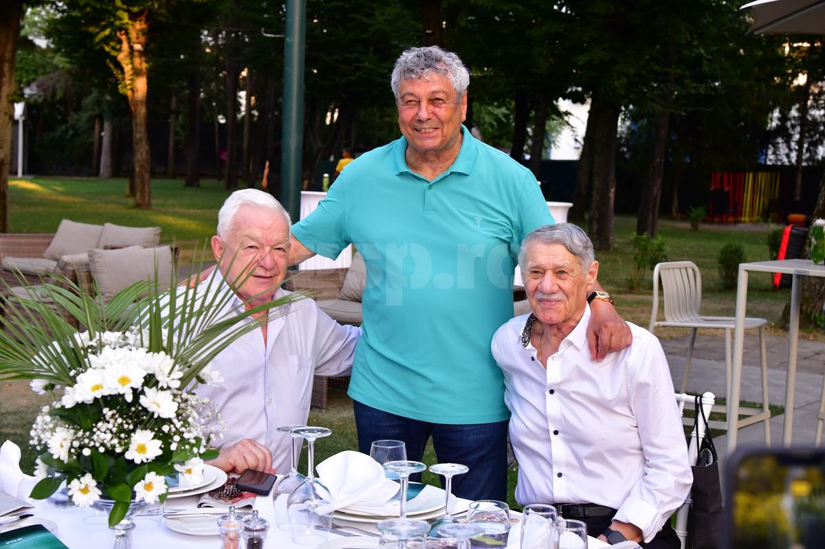 Mircea Lucescu la 80 de ani, cu ziarul Gazetei Sporturilor în mâini! Nume uriașe din fotbalul românesc prezente, moment emoționant la discurs