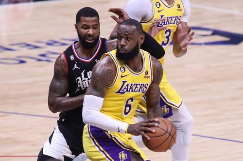 Marcus Morris (stânga) și LeBron James (dreapta) / Foto: Imago Images