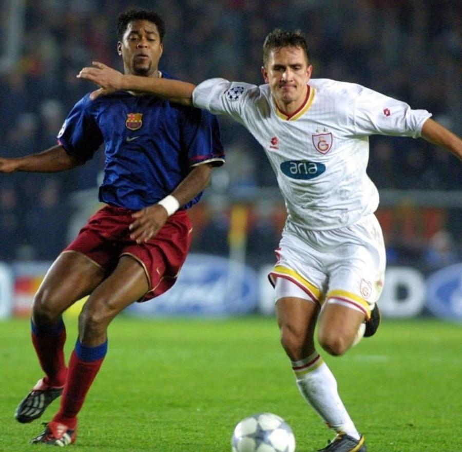 Emre Asik într-un duel de Champions League cu Patrick Kluivert într-un Galatasaray - Barcelona Fostul cunoscut internațional turc dezvăluie: „Locul 3 al Turciei la Mondialul din 2002 i se datorează și lui Lucescu”
