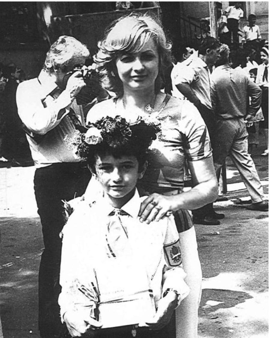 Neli Lucescu și Răzvan, în 1977. Foto: Arhiva GSP Perspectiva lui Mircea Lucescu la 80 de ani: „Luptam singur cu Valentin Ceaușescu. Șefii lui Dinamo erau fanii Stelei!” + „Nu s-a dat nimeni la o parte ca să ia Cămătaru Gheata de Aur”