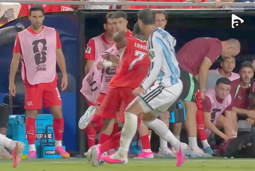 Breel Embolo (nr. 7) simulează un fault în Argentina - Elveția (3-1) și va fi eliminat / Foto: captură