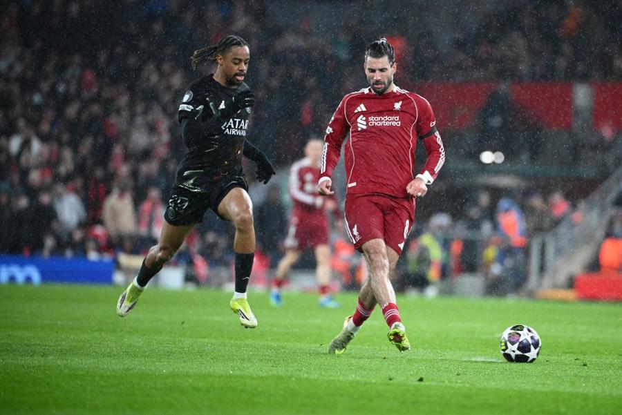 Bradley Barcola (stânga) și Dominik Szoboszlai (dreapta), în Liverpool - PSG / Foto: Imago Images Luis Enrique, mesaj clar pentru două vedete: „Dacă nu sunt fericiți, găsim o soluție” » Liverpool stă la pândă
