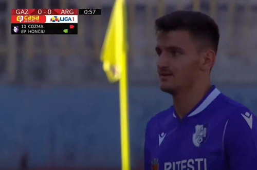 Partida Gaz Metan - FC Argeș a început cu două schimbări, efectuate chiar în primul minut de joc, la prima întrerupere, premieră pentru Liga 1 // Sursă foto: captură Digi Sport