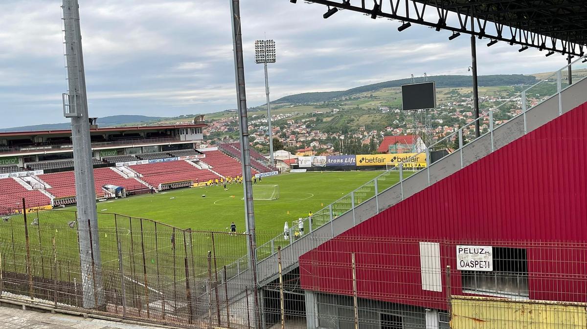 Cine o va conduce pe CFR Cluj în meciul cu FCSB » Dan Petrescu nu va sta pe bancă + Arlauskis nu s-a antrenat