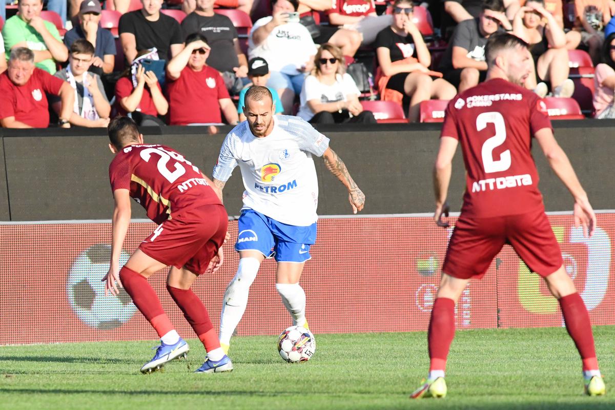 CFR Cluj - Farul 1-3. Hagi îl surclasează pe Dan Petrescu și urcă pe primul loc! Campioana, serie dezastruoasă în SuperLiga
