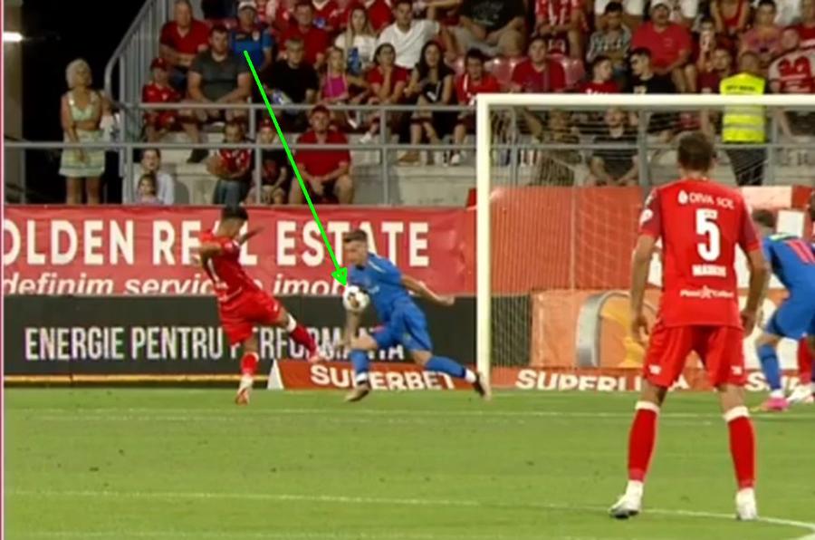 Momentul în care mingea este oprită de Pantea / FOTO: Captură TV @Orange Sport 1 Darius Olaru a ieșit la atac după eșecul cu UTA: „Știm de ce a dat penalty! Știm cine era în camera VAR”