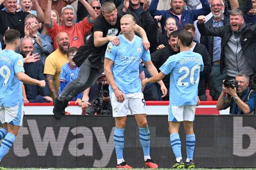 Momentul în care Terry „Turbo” Flanagan sare pe spatele lui Erling Haaland // Foto: Getty Images