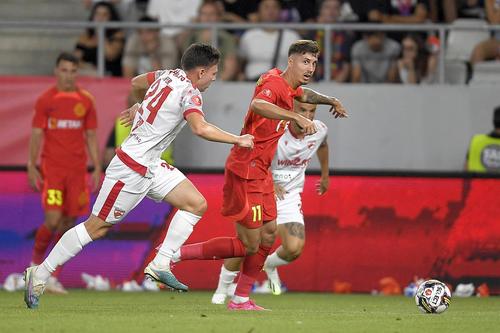 David Miculescu, la balon, în derby-ul cu Dinamo // foto: Imago Images