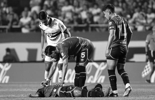 Tragedie în fotbal » A murit la 27 de ani, după ce s-a prăbușit subit pe teren în Copa Libertadores