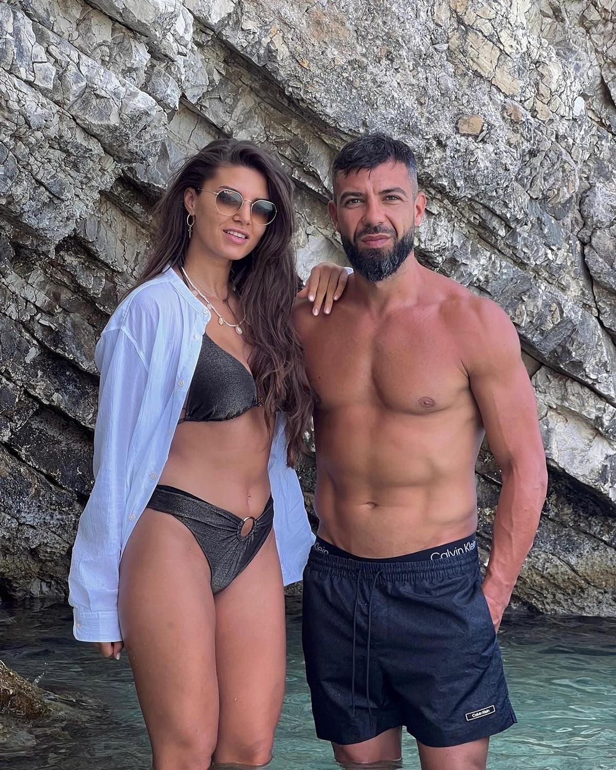 „Frumusețea naturii” » Soția cu 15 ani mai tânără a fostului fotbalist din Liga 1, imagini provocatoare din vacanța de vis