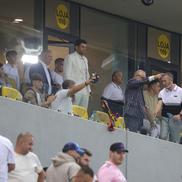 Ce a făcut Gigi Becali, la pauza partidei dintre FCSB și Aberdeen // foto: Ionuț Iordache
