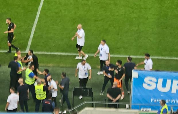 Fabulos! Crainicul din Bănie, trimis în tribune pentru un motiv nemaivăzut: „blat” cu Rădoi