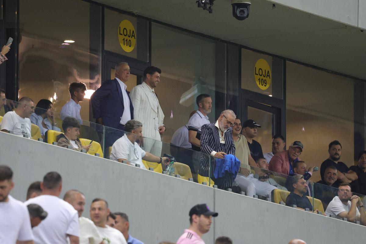 Ce a făcut Gigi Becali, la pauza partidei dintre FCSB și Aberdeen // foto: Ionuț Iordache