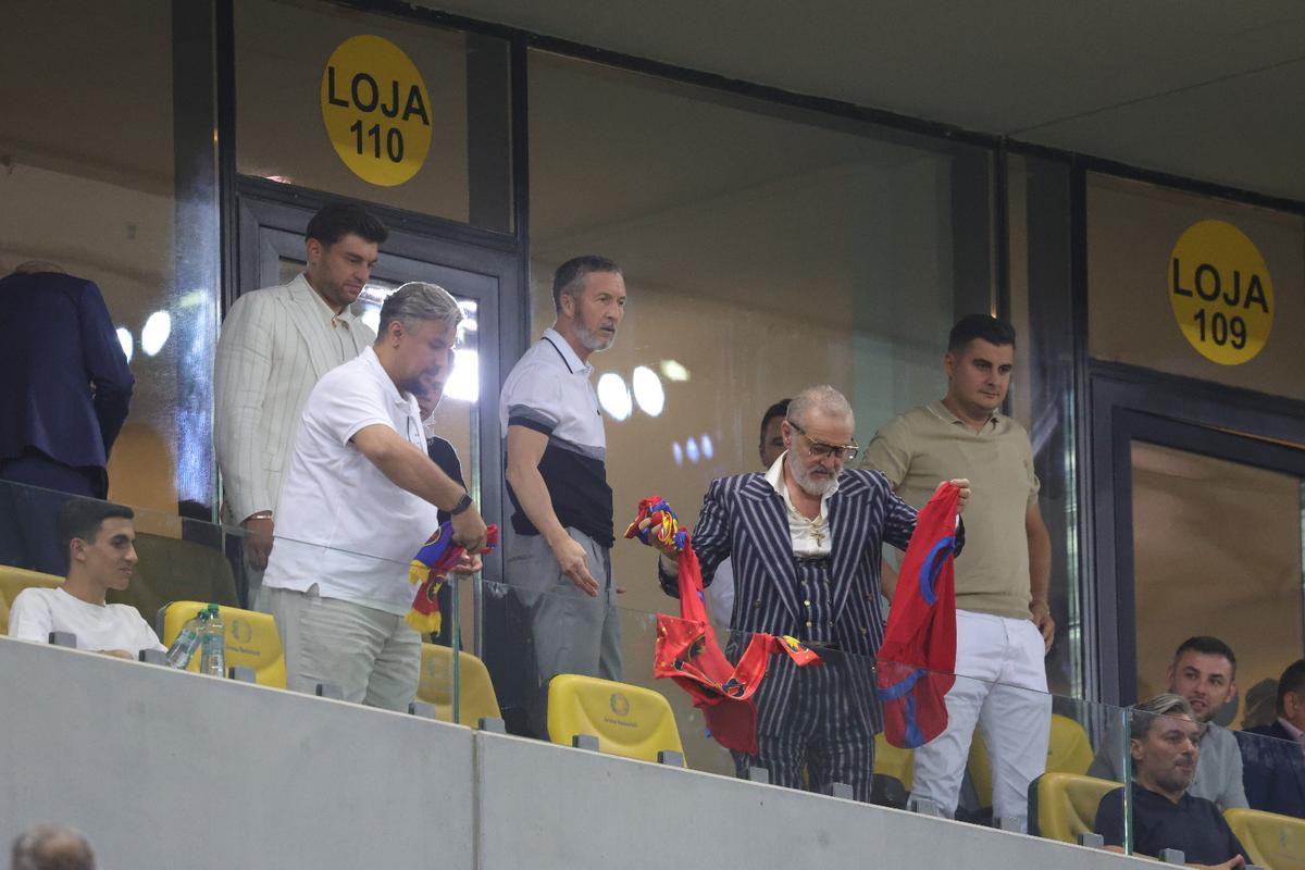 Ce a făcut Gigi Becali, la pauza partidei dintre FCSB și Aberdeen // foto: Ionuț Iordache
