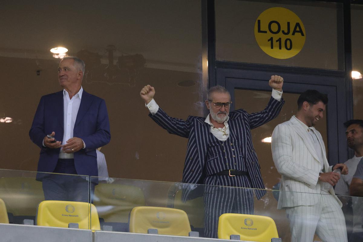 Ce a făcut Gigi Becali, la pauza partidei dintre FCSB și Aberdeen // foto: Ionuț Iordache