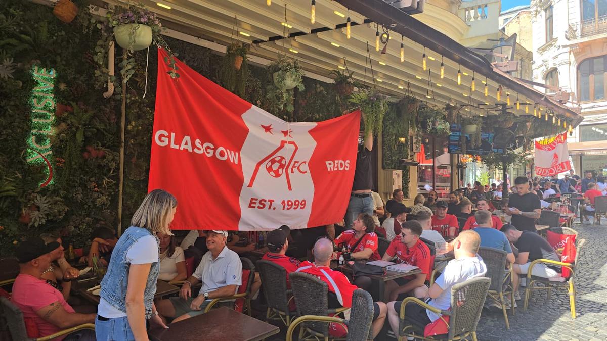 Fanii scoțieni petrec în Centrul Vechi înainte de Aberdeen - FCSB