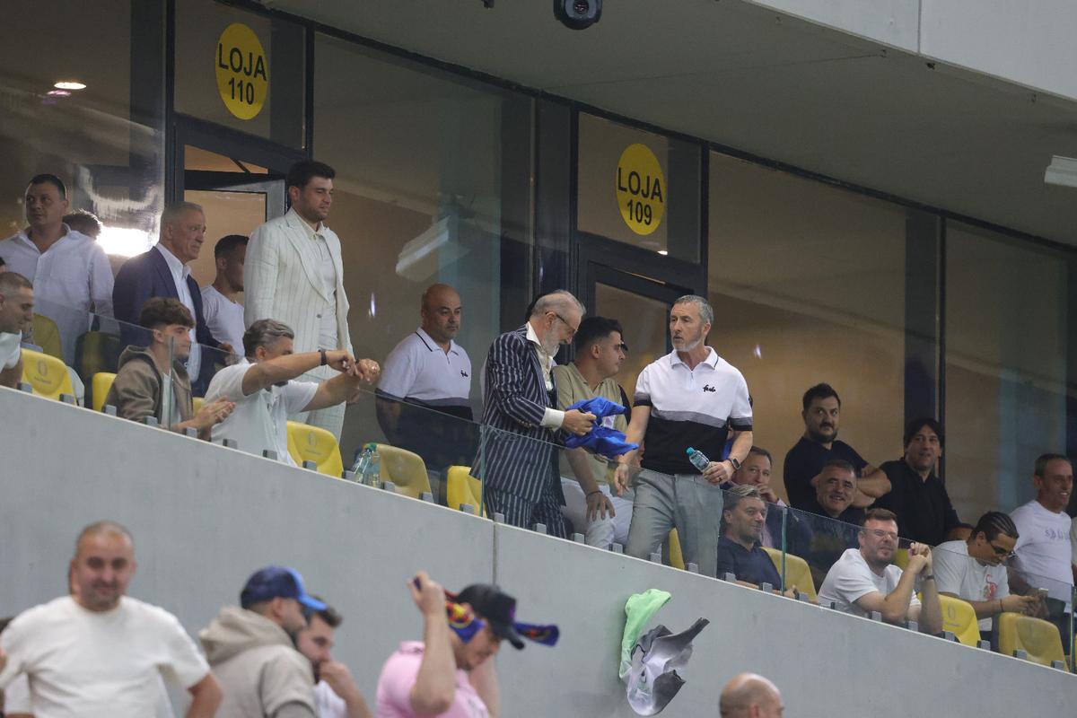 Ce a făcut Gigi Becali, la pauza partidei dintre FCSB și Aberdeen // foto: Ionuț Iordache